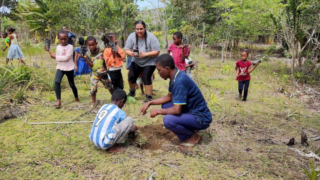 children planting a tree