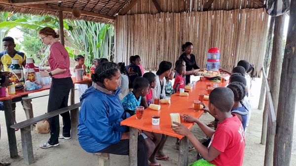 children's lunch with volunteer